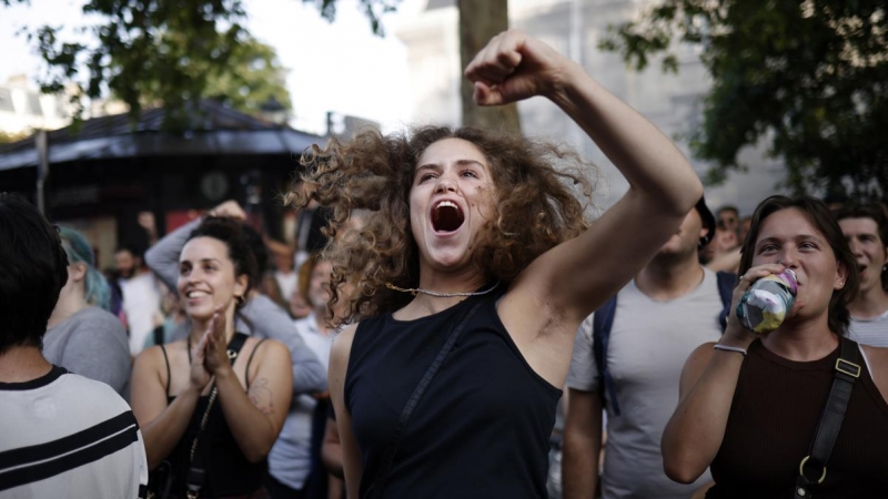 Simpatizantes de la coalición izquierdista NUPES celebran en París los resultados obtenidos en las elecciones legislativas de Francia.