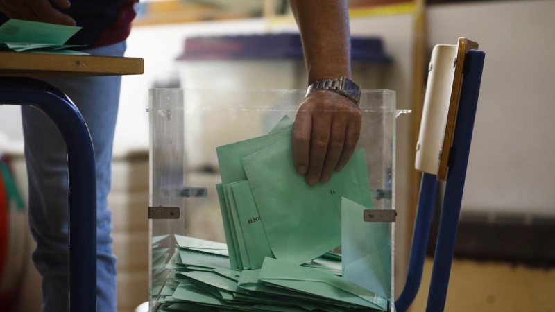 (19/6/2022) Una de las personas responsables recoge los votos de una urna para proceder al recuento de votos en un colegio de Córdoba, el domingo 19 de junio.