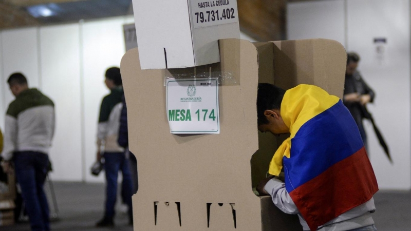 (19/6/2022) Un ciudadano votando durante las elecciones colombianas en Bogotá.