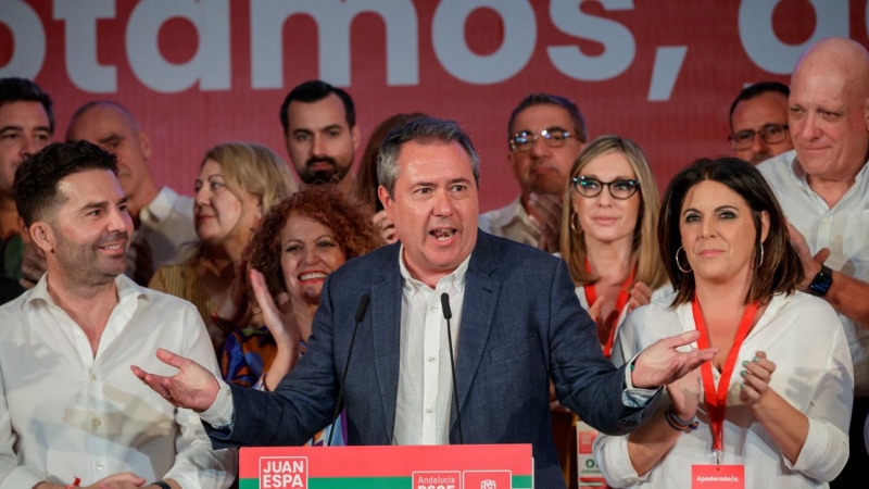 19/06/2022.- El candidato del PSOE a la presidencia de la Junta de Andalucía, Juan Espadas, durante su comparecencia esta noche en un hotel de Sevilla para valorar los resultados de las elecciones de hoy domingo 19 de junio. EFE/ Julio Muñoz