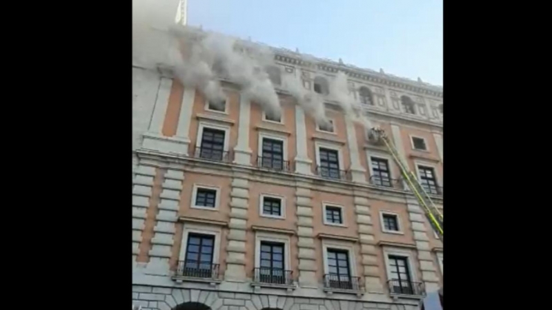 (20/6/22) La fachada del  Alcázar de Toledo durante el incendio.