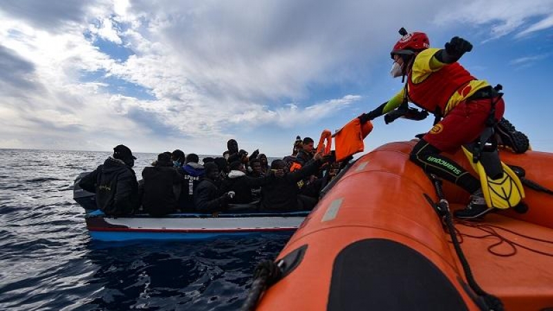 Miembros de la ONG Open Arms asisten a migrantes que salieron de las costas de Libia el viernes 4, en un bote de madera, a 5 de marzo de 2022, frente a la costa de Libia, en el Mar Mediterráneo.