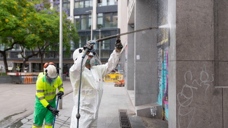 06/2022 - Trabajadores del Ajuntament de Barcelona limpiando grafitis en Ciutat Vella.