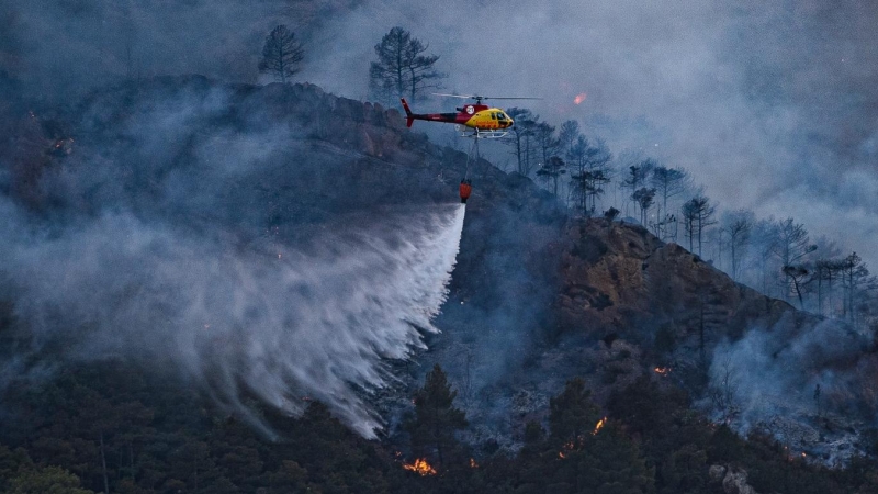 Vista general de un helicóptero durante el incendio en Peramola, a 19 de junio de 2022.