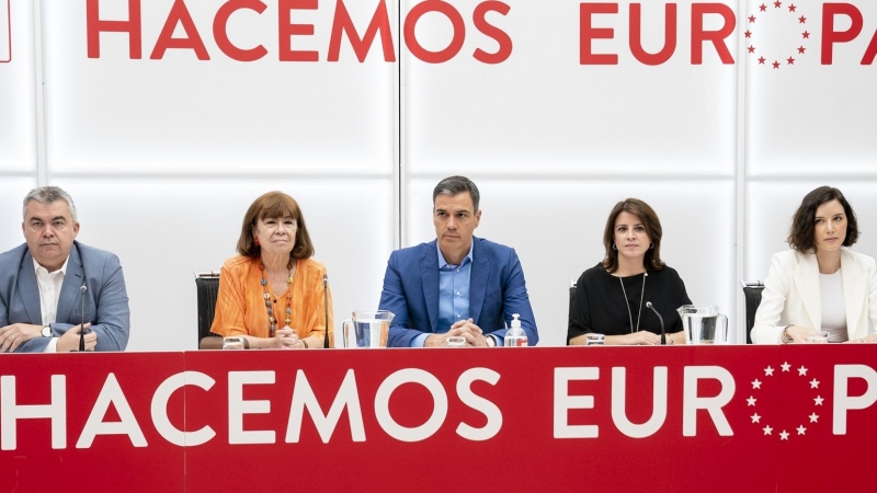 El presidente del Gobierno y secretario general del PSOE, acompañado de varios dirigentes del Comité Ejecutivo Federal socialista en la sede madrileña de Ferraz este lunes.