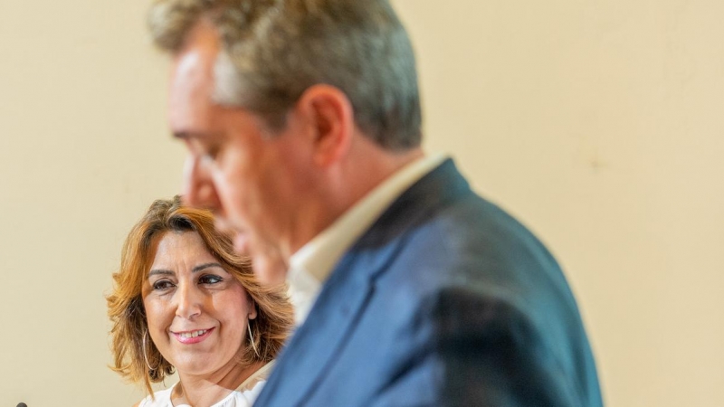 Imagen de archivo fechada el 28 de junio de 2021 del candidato del PSOE-A a la presidencia de la Junta, Juan Espadas, y la que fuera secretaria general, Susana Díaz, en un una rueda de prensa en Sevilla.