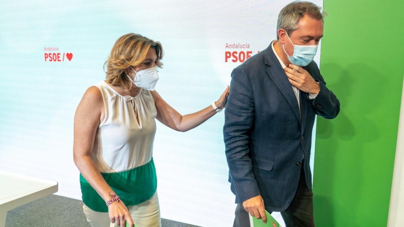 El candidato del PSOE-A a la presidencia de la Junta, Juan Espadas, y la secretaria general, Susana Díaz, al finalizar la rueda de prensa a 28 de junio 2021 en Sevilla.