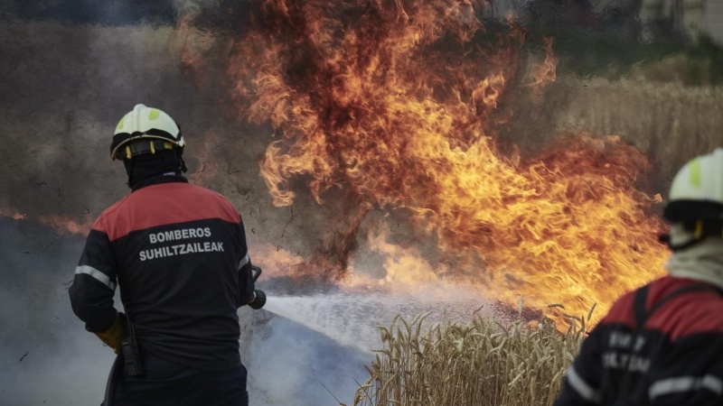 Un bombero trabaja en la extinción del incendio de Puente la Reina, Navarra, generado tras una intensa ola de calor en España en junio de 2022.