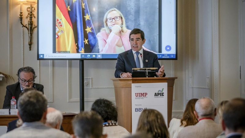 El presidente del BBVA, Carlos Vila, durante la inauguración del curso de la Asociación de Periodistas de Información Económica (APIE), en la Universidad Internacional Menéndez Pelayo (UIMP), con la vicepresidenta primera y ministra de Economía, Nadia Cal