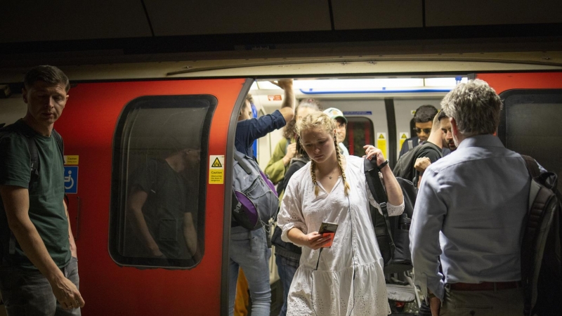 20/06/2022. Personas emplean el metro de Londres, ante de los parones convocados para el 21, 23, 25 de junio, a 20 de junio de 2022.