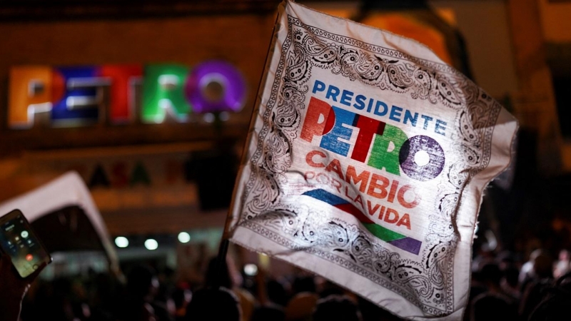 Los seguidores de Gustavo Petro celebran su victoria en las elecciones presidenciales de Colombia, en Cali. REUTERS/David Lombeida