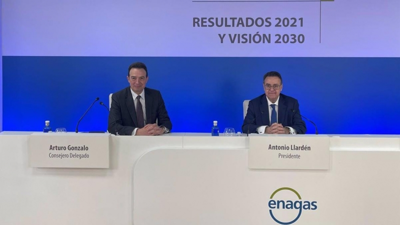 El presidente de Enagas, Antonio Llardén (d), y el consejero delegado (i), en la presentación de resultados de la compañía.