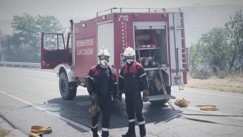 Dos bomberos participan en la extinción de un incendio en la comarca de Tafalla, a 18 de junio de 2022, en Ujué, Pamplona, Navarra, (España).