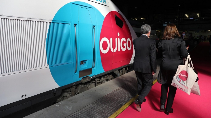 Dos personas caminan por el andén durante la inauguración del primer trayecto de Ouigo, a 7 de mayo de 2021, en Atocha, Madrid