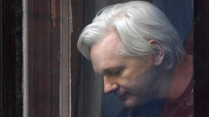 21/06/2022 - Imagen de archivo del fundador de Wikileaks, Julian Assange, en el balcón de la embajada de Ecuador en Londres, el 19 de mayo de 2017, (Reino Unido).