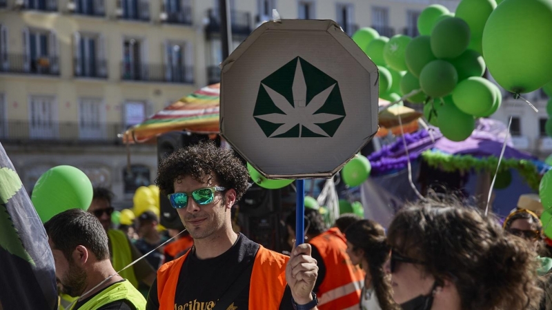 7/05/2022-Varios manifestantes protestan durante la Marcha Mundial de la Marihuana 2022, en la Puerta del Sol, a 7 de mayo, en Madrid