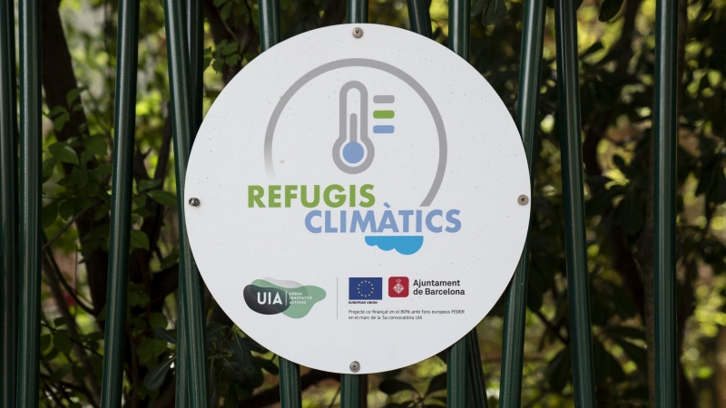 El cartel indicador en el acceso a uno de los refugios climáticos habilitados en Barcelona.