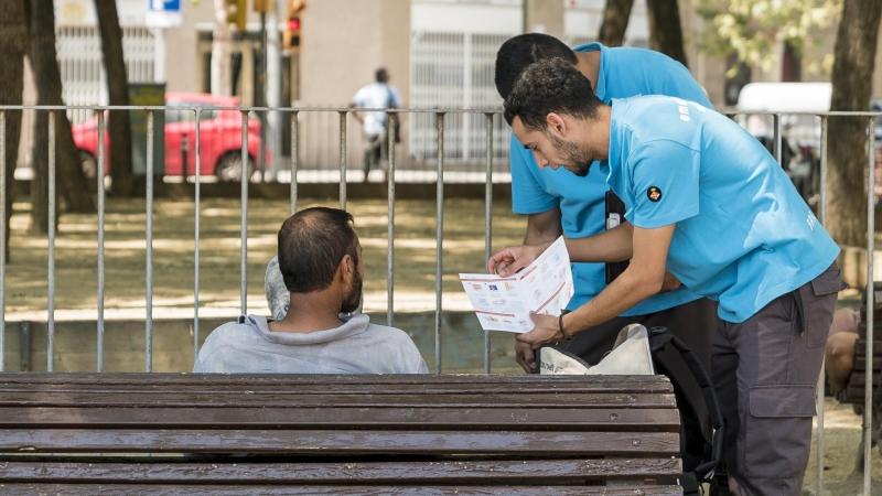 Un ciudadano recibe indicaciones sobre las recomendaciones para hacer frente a la ola de calor.