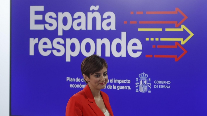 La ministra de Política Territorial y portavoz del Gobierno, Isabel Rodríguez, se dirige a dar una rueda de prensa tras la reunión del Consejo de Ministros en el complejo del Palacio de La Moncloa, este martes, en Madrid