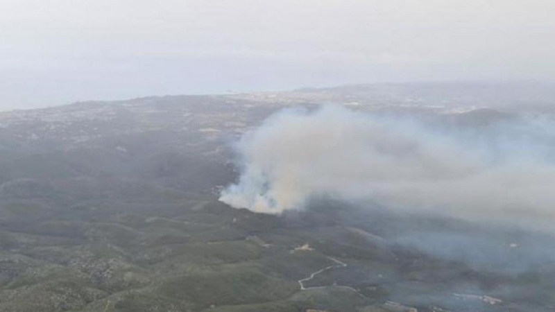 Imatge aèria de l'incendi a Sant Pere de Ribes.