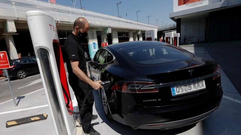 21/06/2022. Una persona recarga un coche eléctrico en un punto de recarga, a 27 de julio de 2021, en Murcia.