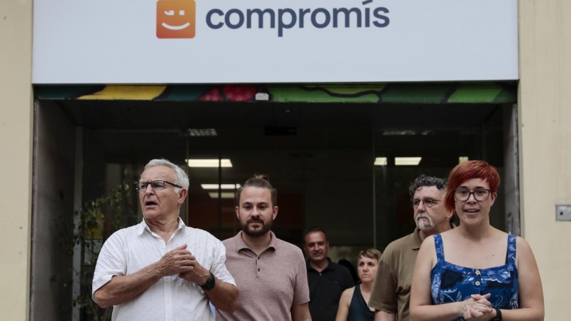 La coportavoz de Compromís Águeda Micó (d) y el alcalde de Valencia, Joan Ribó (i), a su salida de la reunión de la Ejecutiva de Compromís en la que se iba a debatir sobre el futuro de la formación tras la imputación de la ya ex vicepresidenta. EFE/Ana Es