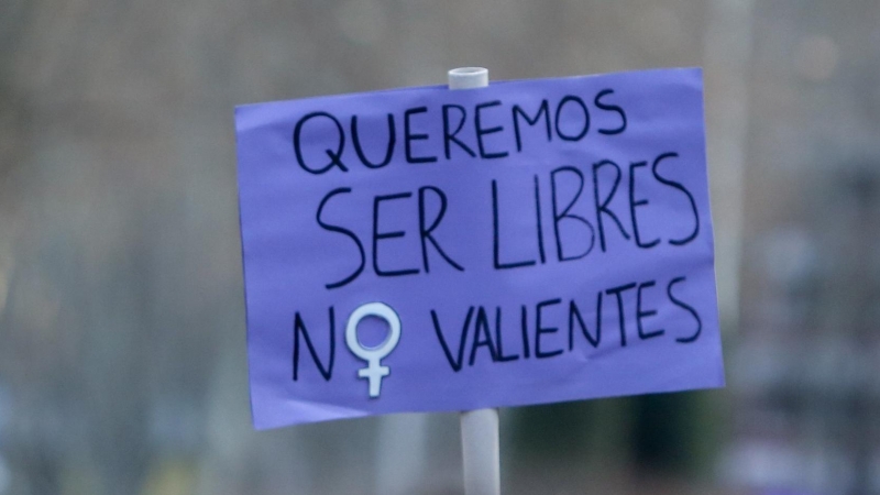 Una pancarta en una manifestación por el 8M, Día Internacional de la Mujer, desde la plaza de Atocha hasta la de Colón, a 8 de marzo de 2022, en Madrid (España).