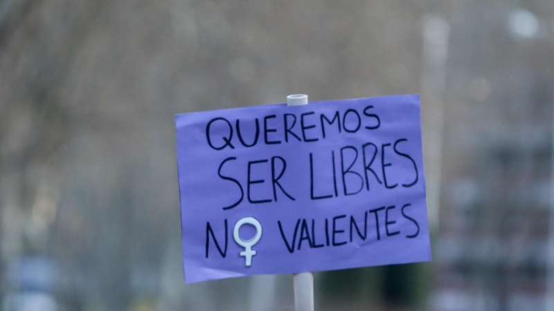 Una pancarta en una manifestación por el 8M, Día Internacional de la Mujer, desde la plaza de Atocha hasta la de Colón, a 8 de marzo de 2022, en Madrid (España).