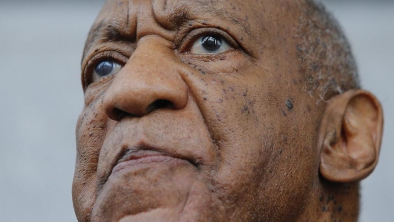 Bill Cosby sale de un juzgado en 2017