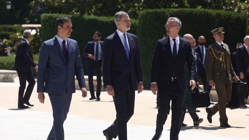 El presidente del Gobierno, Pedro Sánchez; el Rey Felipe VI y el secretario general de la OTAN, Jens Stoltenberg, a su salida del Teatro Real después de participar en la conmemoración del 40º Aniversario del ingreso de España en la OTAN a 30 de mayo de 20