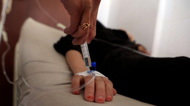Una mujer yemení sospechosa de estar infectada con el cólera recibe tratamiento en un hospital en la capital, Sanaa, el 24 de julio de 2018.