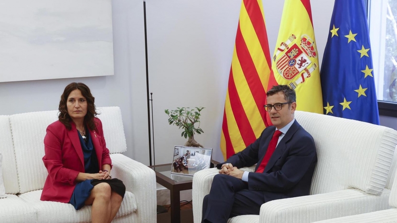El ministro de la Presidencia, Félix Bolaños (d), se reúne con la consellera de la Presidencia de la Generalitat, Laura Vilagrà (i), este miércoles en el Palacio de la Moncloa en Madrid