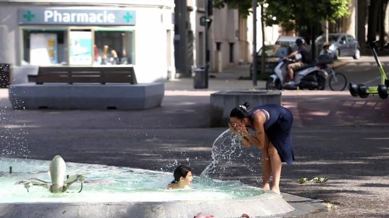 Imagen de archivo de una mujer en una fuente.