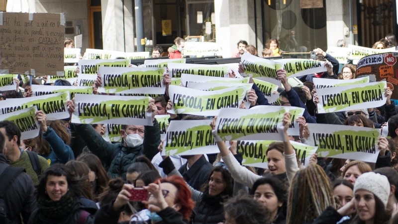 22/06/2022 Varios manifestantes con pancartas que rezan 'Lèscola en català', en una huelga por la sentencia del 25% en castellano en la educación catalana, a 23 de marzo de 2022, en Girona, Catalunya