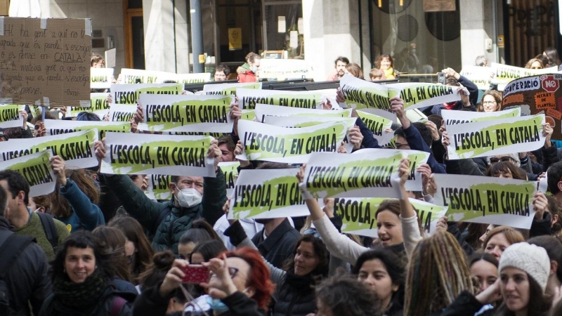 22/06/2022 Varios manifestantes con pancartas que rezan 'Lèscola en català', en una huelga por la sentencia del 25% en castellano en la educación catalana, a 23 de marzo de 2022, en Girona, Catalunya