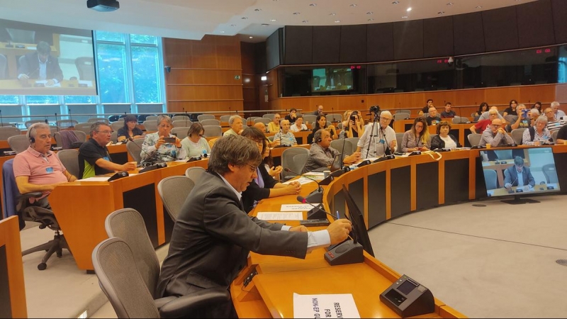 El eurodiputado Carles Puigdemont junto a los colectivos de víctimas del franquismo y de la transición.- GUILLERMO MARTÍNEZ