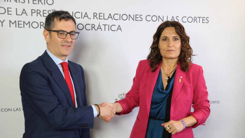 El ministre de Presidència, Félix Bolaños, i la consellera de Presidència, Laura Vilagrà, se saluden a la Moncloa.