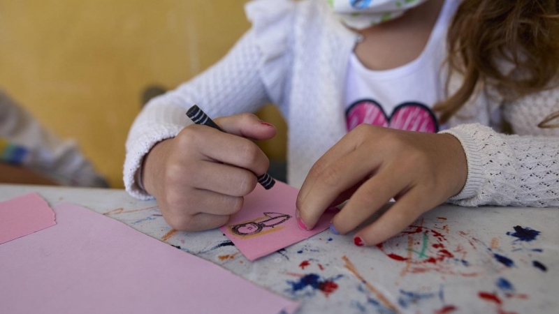 22/06/2022 Una niña hace un dibujo, en el campamento urbano artístico de teatro musical