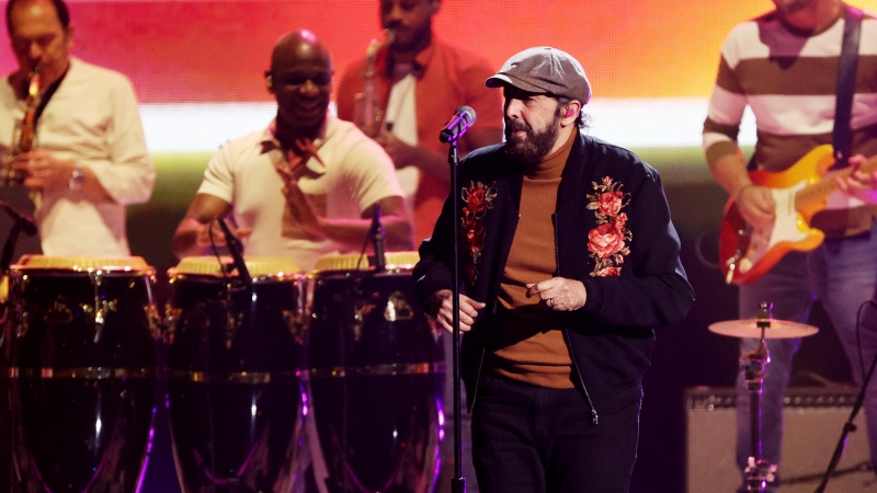 18/11/2021-Juan Luis Guerra actúa en el escenario durante la 22ª edición de los Grammy Latinos en el MGM Grand Garden Arena, el 18 de noviembre de 2021 en Las Vegas, Nevada (EEUU).