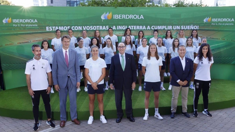 El presidente de Iberdrola, Ignacio Sánchez Galán (c), y el embajador del Reino Unido, Hugh Elliott (2i), con las integrantes de la selección femenina de fútbol que participará en el campeonato europeo en Inglaterra.