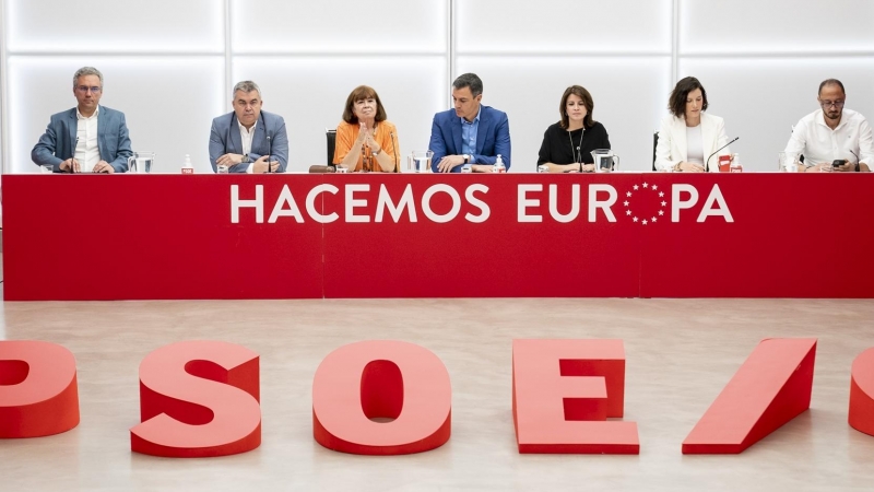 El presidente del Gobierno, Pedro Sánchez, junto a otros dirigentes del PSOE el pasado lunes al comienzo de la reunión del Comité Ejecutivo Federal.