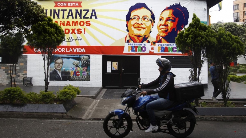 Un hombre pasa frente a la sede de campaña del candidato Gustavo Petro, en Bucaramanga (Colombia).