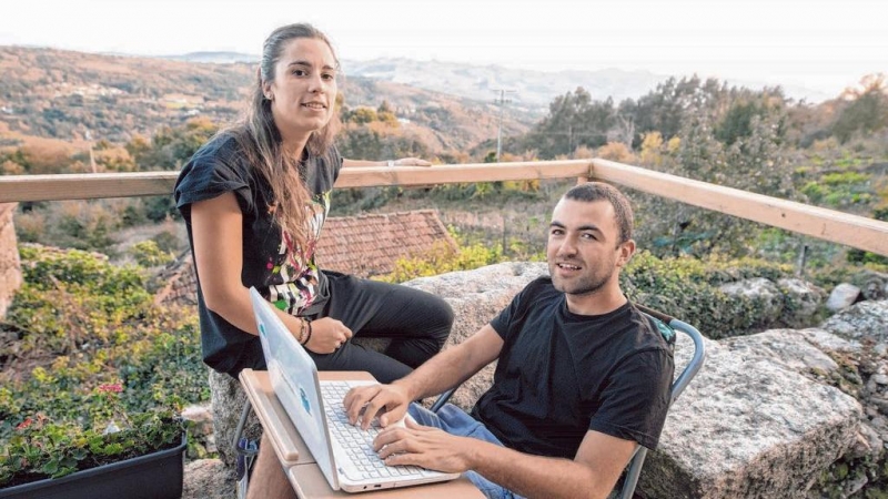 23/06/2022 - Imagen de archivo de Edo Sadikovic y María Rodríguez, dos nómadas digitales que trabajan en una zona rural de Galicia.