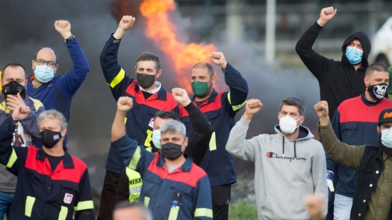 Empleados de Alcoa levantan el brazo como signo de protesta durante el segundo de día manifestación convocada frente a la fábrica tras la ejecución oficial del ERE de 524 trabajadores, en Lugo, a 10 de octubre de 2020.