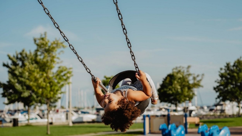 23/06/2022 Una niña jugando en un parque infantil