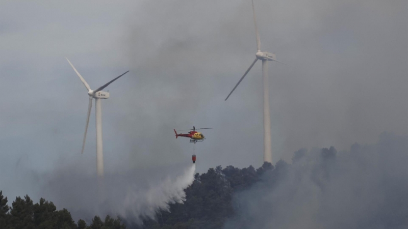 Varios helicópteros trabajan en las labores de extinción del incendio declarado en la zona de San Martín de Unx, en Navarra.