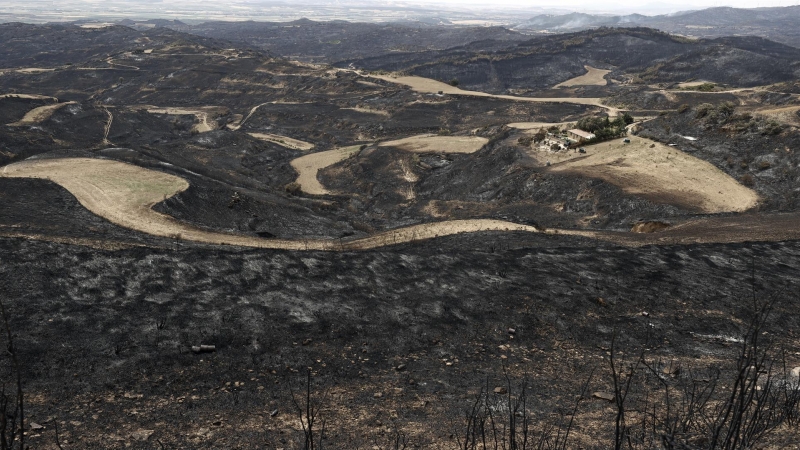 Alrededores de San Martin de Unx donde una casa aparece rodeada de campos calcinados tras el incendio que se ha originado en la Comunidad Foral