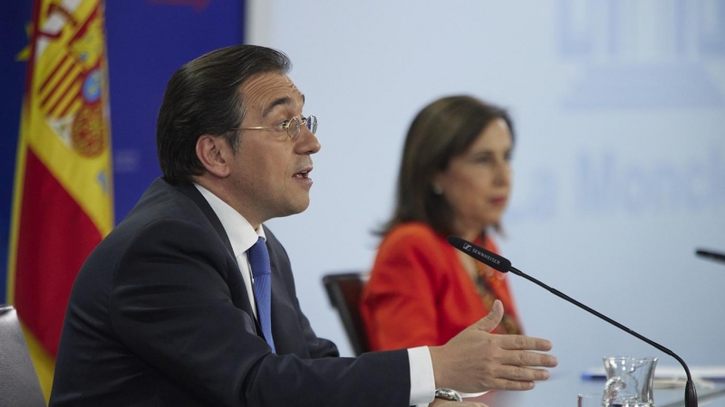 22/06/2022-El ministro de Asuntos Exteriores, Unión Europea y Cooperación, José Manuel Albares, y la ministra de Defensa, Margarita Robles, durante una rueda de prensa conjunta sobre la próxima cumbre de la OTAN, en el Palacio de La Moncloa, a 22 de junio