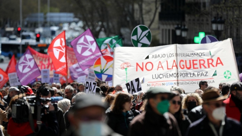 03/04/2022-Un grupo de manifestantes, con banderas y una pancarta que dice 'NO A LA GUERRA, Luchemos por la Paz', en una marcha para pedir el cese de la guerra en Ucrania, a 3 de abril, en Madrid
