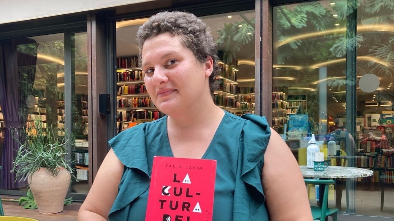 L'escriptora Talia Lavin durant l'entrevista en la seva visita a Barcelona.